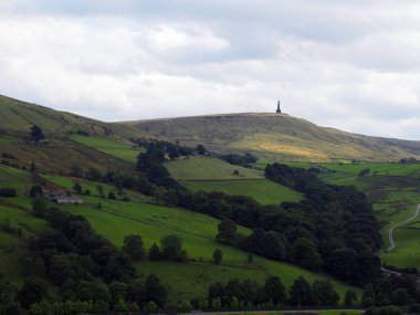 uzakta yayla çiftlikleri ve kırları ile batı Yorkshire manzara standley pike anıt