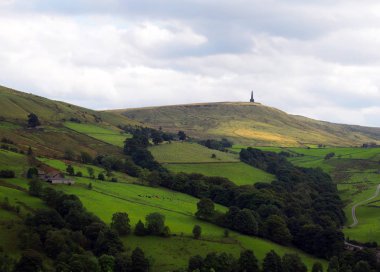 uzakta yayla çiftlikleri ve kırları ile batı Yorkshire manzara standley pike anıt