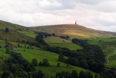 uzakta yayla çiftlikleri ve kırları ile batı Yorkshire manzara standley pike anıt