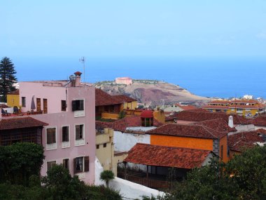 la orotava şehir çatıları ve deniz gösteren görünümü