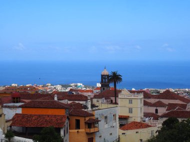 renkli boyalı binalar ve deniz gösteren Tenefife La Orotava panoramik görünümü