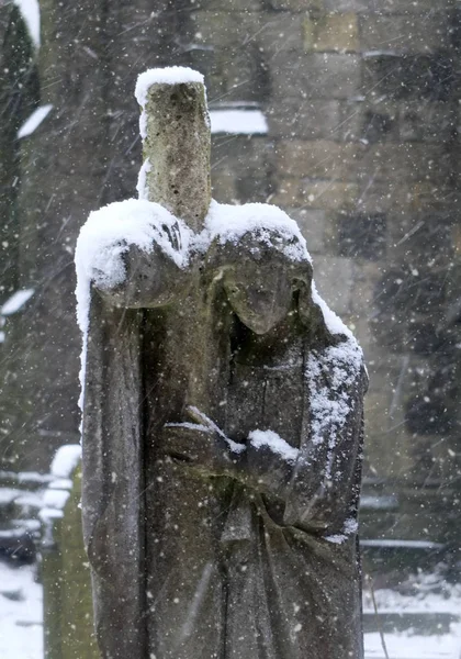 Neve Caindo Uma Estátua Cemitério Uma Mulher Luto Segurando Uma — Fotografia de Stock
