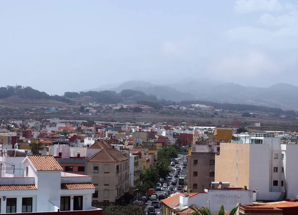 Tenerife'deki tarihi San Cristbal de La Laguna kentinin Ariel görünümü arka planda dağlarla dolu binaları ve yolları gösteriyor 