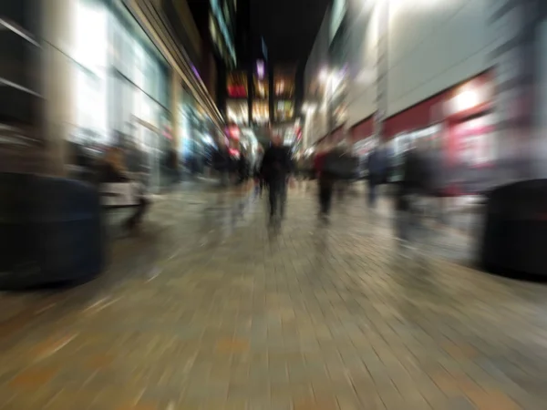Elvont Zoom Elmosódás Egy Modern Városi Utcában Éjszaka Emberek Séta — Stock Fotó
