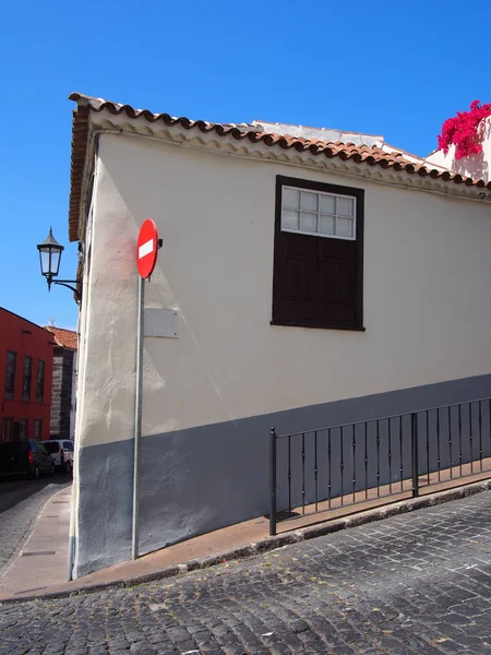 Coin sur une rue typique vallonnée à Orotava en tenerife avec whi — Photo