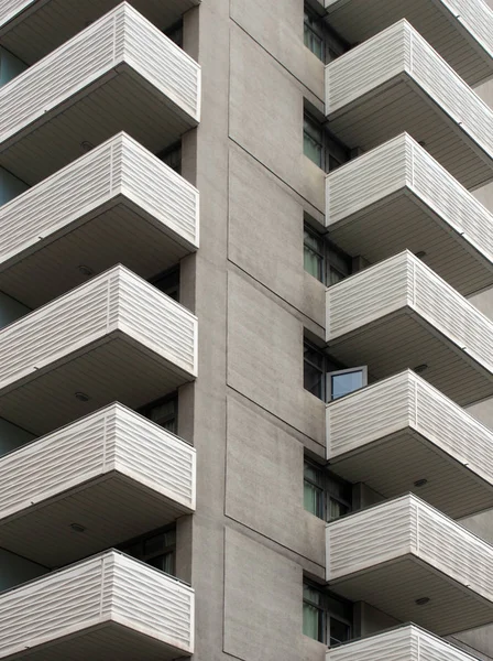 Moderne witte betonnen flatgebouw met geometrische hoek bal — Stockfoto