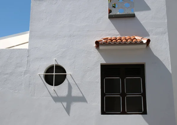 Typowy hiszpański biały dom w tennerife z oknami okiennicami w — Zdjęcie stockowe