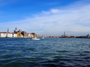 San Georgic'in simgesel noktalarını gösteren lagünden Venedik deniz ve bulutlar