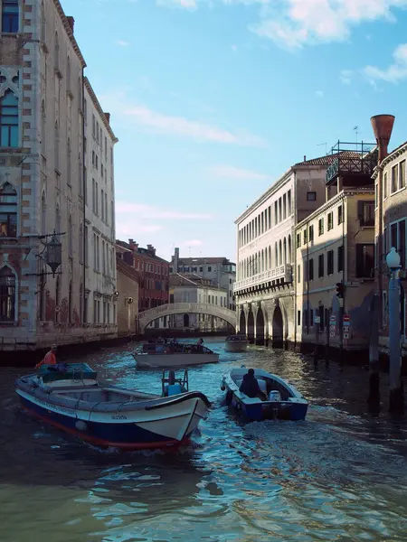 Venedig Rialto Brücke und Boote — Stockfoto