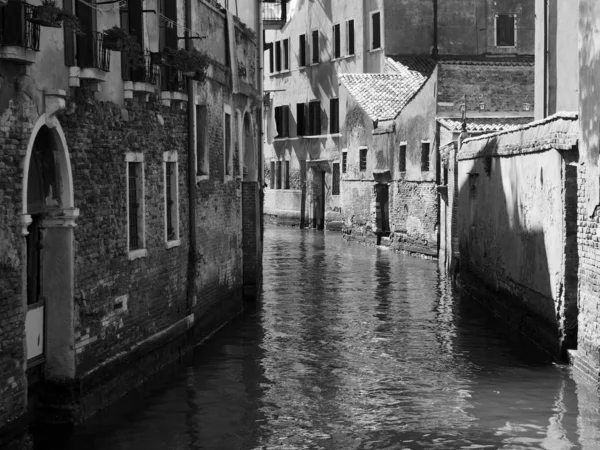 Vemice kanal eski binalar — Stok fotoğraf