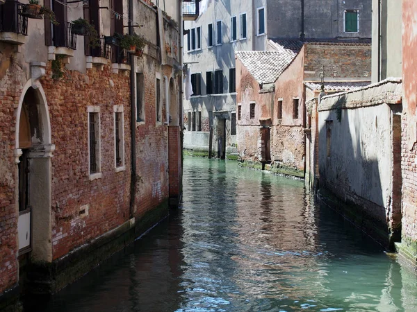 Canal de Veneza e edifícios antigos — Fotografia de Stock