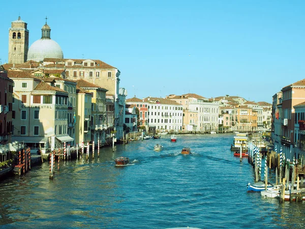 Veneza com canal e barco — Fotografia de Stock