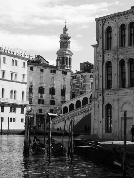 Venedik kanalı ve Rialto Köprüsü — Stok fotoğraf