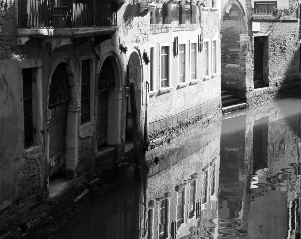 Kanal in Venedig mit Reflexionen von Gebäuden alte Mauern Türen und — Stockfoto