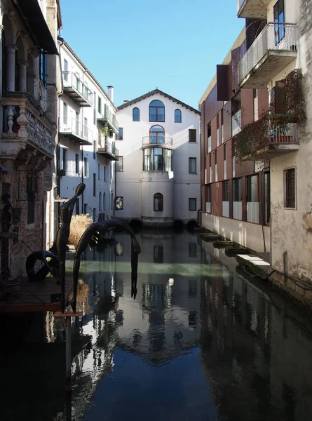 Canal y edificios en treviso — Foto de Stock