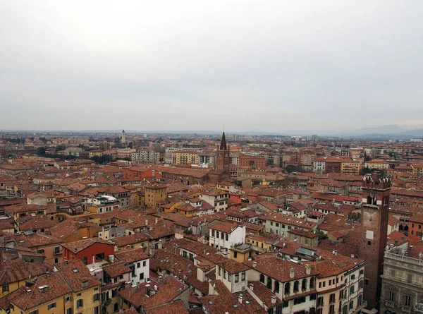 Tarihi binalar gösteren Verona şehir manzarası panoramik manzara — Stok fotoğraf