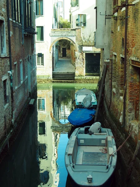 Kanal und Reflexionen in Venedig — Stockfoto