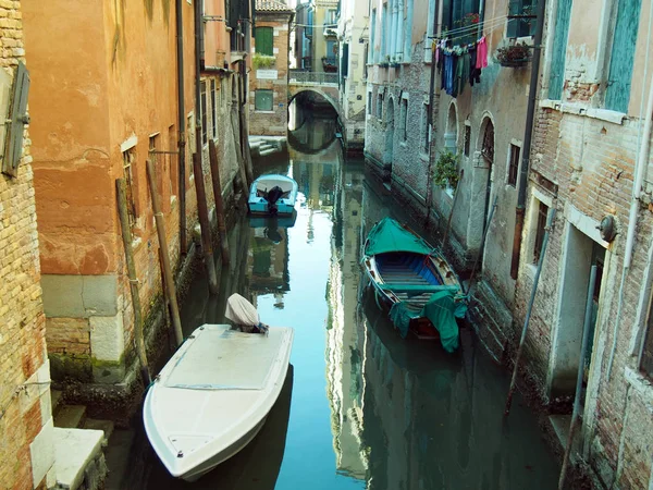 Canal em Veneza com edifícios — Fotografia de Stock
