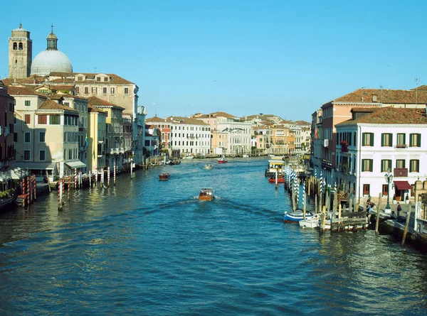 O grande canal em Veneza com barco e céu azul — Fotografia de Stock