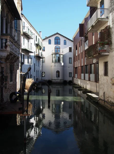 Canal and buildings in treviso — Stock Photo, Image