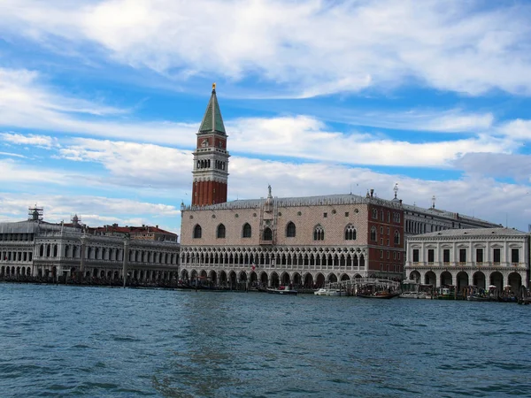 Venecia san marco palacio desde el mar con nubes y cielo azul — Foto de Stock