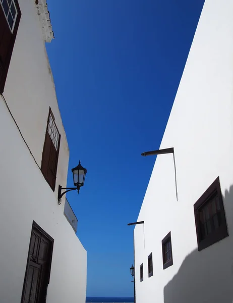 Street of traditional white spanish houses in perspective view looking up — Stock Photo, Image