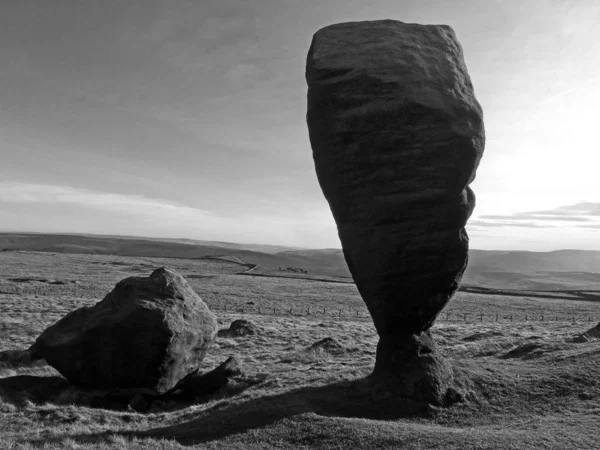 Büyük bridestone parlak bir mavi gökyüzüne karşı gölgede Todmorden yakın Batı Yorkshire Moorland üzerinde büyük bir doğal monolitik kaya oluşumu — Stok fotoğraf