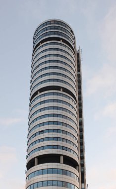 Bridgewater Place dikey görünümü Leeds 'de mavi bir bulutlu gökyüzüne karşı en yüksek yapı bina