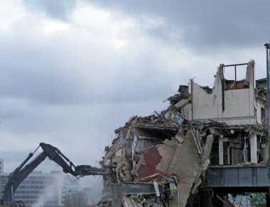 Bir yıkım sitesinde çalışan bir kazıcı WA bir bölümünü yok