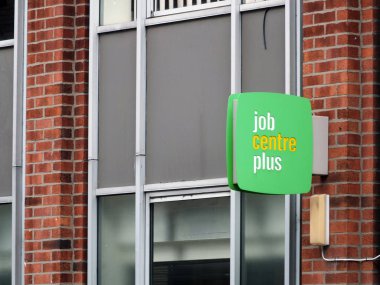bir iş merkezi dışında bir işaret artı Leeds England Iş ve emeklilik için çalışma yaşı destek hizmeti için Ingiltere bölümü tarafından işletilen ve istihdam teşvik