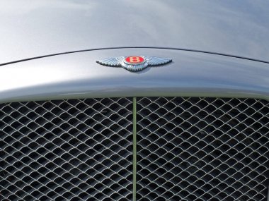 Bir Vintage 1990 Bentley Brooklands bir İngiliz tasarlanmış ve 1990 ' ların lüks Tur arabası inşa rozet ve radyatör ızgarası yakın