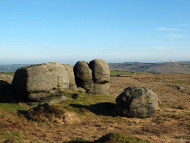 Batı Yorkshire 'da, Pennine kırsalının panoramik manzarasını sunan bridestones Moor 'da kaya oluşumları