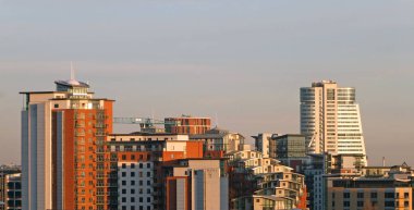 Leeds 'in uzun bir Cityscape panoramik görünümü ofisler daire ve gökdelenler gösteren