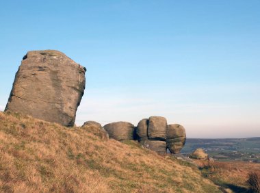 bridestones Pennine kırsal karşı Todmorden yakınında Batı Yorkshire manzara gritstone kaya oluşumları büyük bir grup