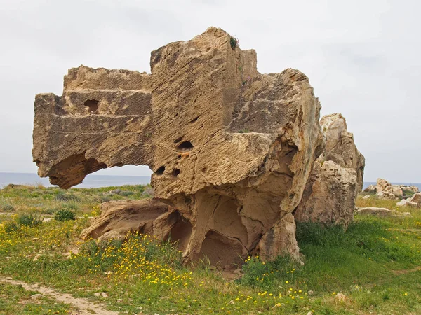 Tumba de piedra tallada expuesta con escalones en la tumba de los reyes zona en paphos cyprus — Foto de Stock