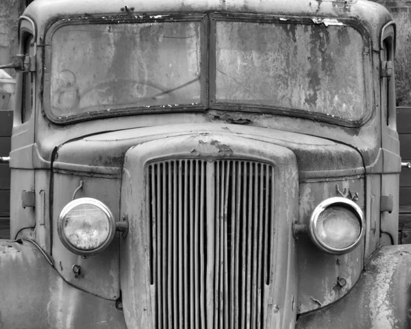 Vue avant monochrome d'un vieux camion rouillé abandonné des années 1940 — Photo