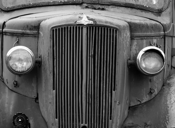Старый Ржавый Грязный Винтажный Автомобиль — стоковое фото