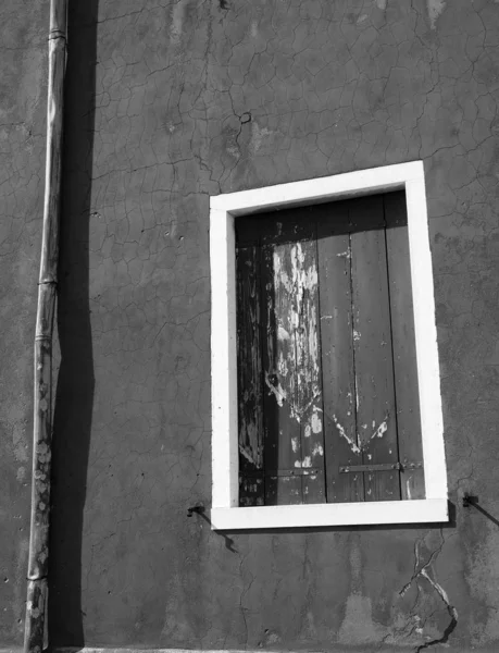 Ставни окна и водосточной трубы — стоковое фото