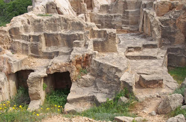 Geschnitzte Kammern und Stufen im Grab der Könige auf Paphos Zypern — Stockfoto