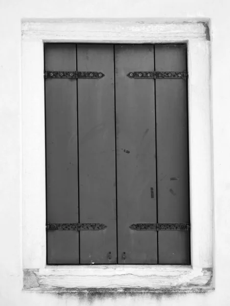 Κλειστό παράθυρο λευκό τοίχο — Φωτογραφία Αρχείου