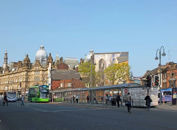 Vista de la nueva calle del mercado con dos primeros autobuses parados recogiendo pasajeros en el centro de la ciudad de Leeds — Foto de Stock