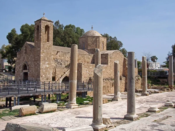 Den historiska kyrkan i Ayia Kyriaki Chrysopolitissa i Paphos Cypern visar byggnaden och den omgivande gamla romerska kolonner och ruiner — Stockfoto