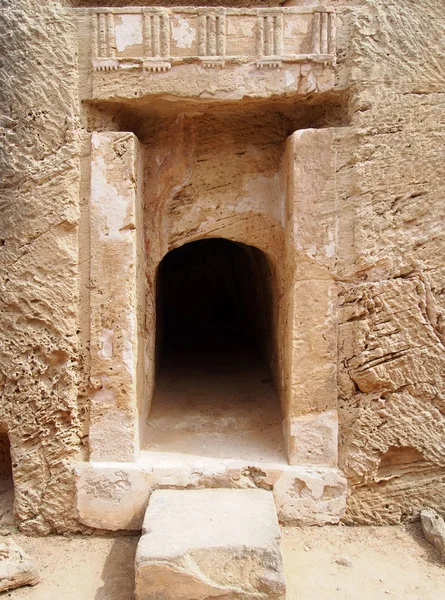 Puerta tallada en roca con tallado y pilares en la tumba de los reyes en cyprus — Foto de Stock