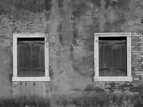 Vieja pared con dos ventanas — Foto de Stock