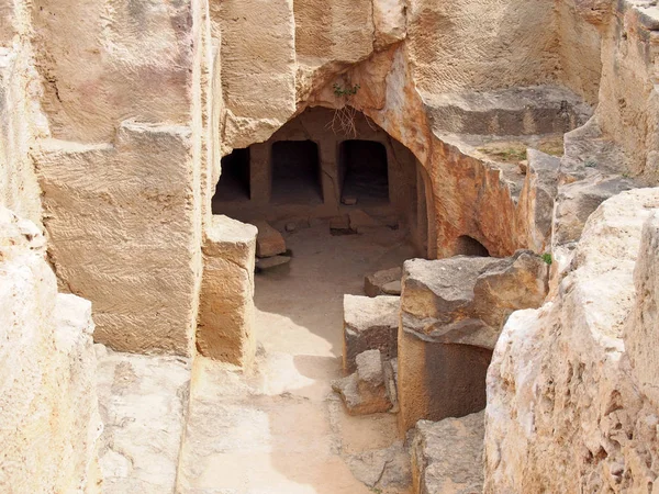 Entrada tallada a catacumbas subterráneas en la tumba de los reyes en paphos cyprus — Foto de Stock