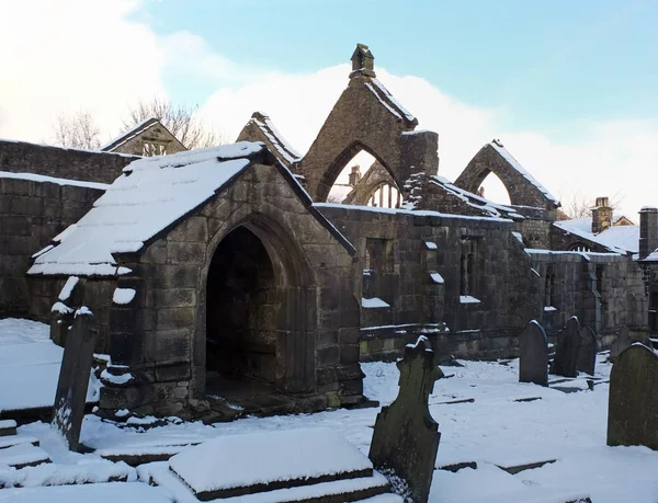 Geruïneerd middeleeuwse kerk in Heptonstall in West Yorkshire bedekt met sneeuw in de winter met een blauwe hemel — Stockfoto
