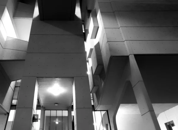 Közelről részletek a bejárat a Roger Stevens Egyetem építése a 1960-as beton geometriai épület megvilágított éjjel árnyékok és járdák — Stock Fotó
