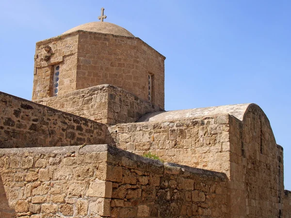 Крупним планом стародавньої церкви Айя-кіріакі Chrysopolitissa в Пафосі Кіпр показані базиліки форми структура і вежа проти синього неба sunlit — стокове фото