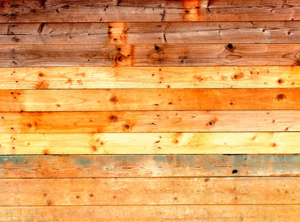 Pared de madera rústica vieja colorida del tablón o piso con las tablas marrones ricas del color hechas de madera reutilizada — Foto de Stock