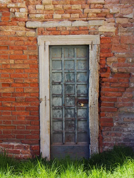 Tür in einer alten Ziegelmauer — Stockfoto